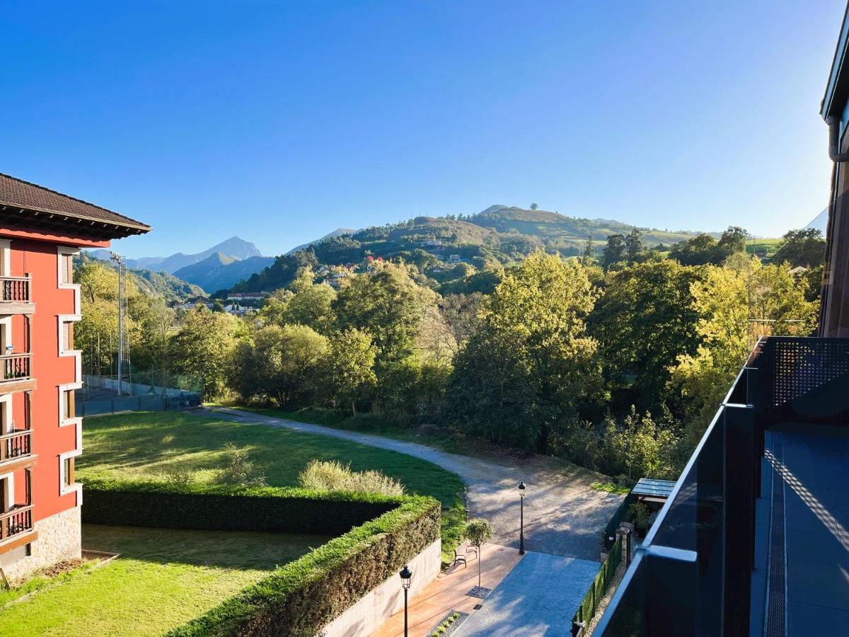 Cangas De Onis A Orillas Del Rio Sella Exterior foto