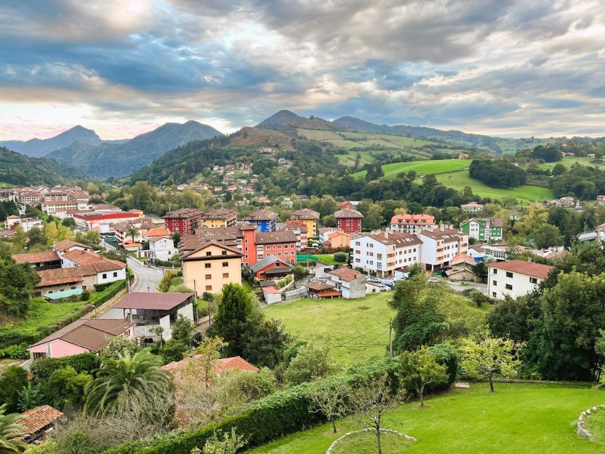 Cangas De Onis A Orillas Del Rio Sella Exterior foto
