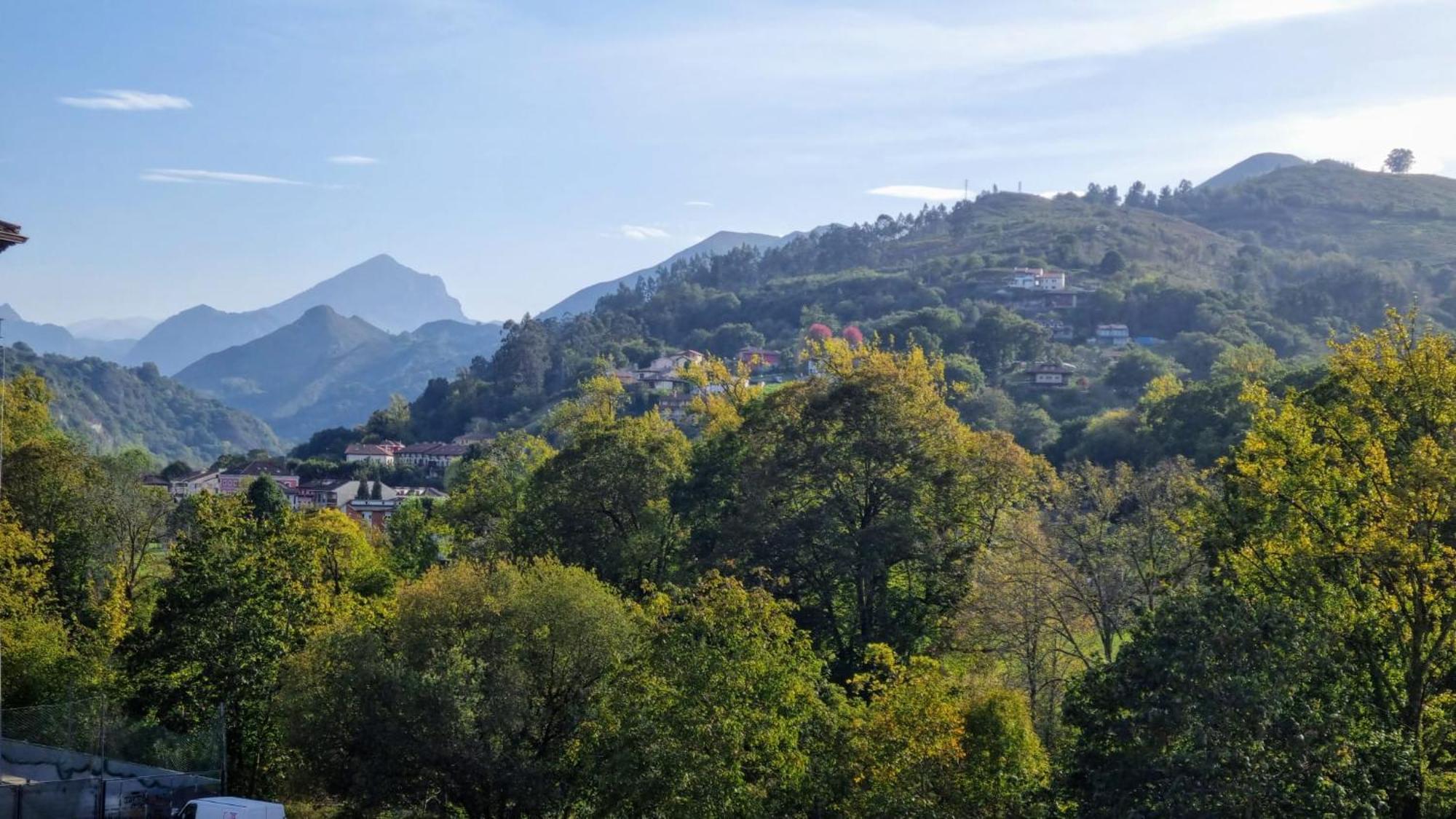 Cangas De Onis A Orillas Del Rio Sella Exterior foto